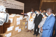 رئيس الجالية الموريتانية في الصين يقدم المساعدات لوزير الصحة