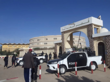 سيارات من الشرطة في مدخل قصر العدل بولاية نواكشوط الغربية (الأخبار)