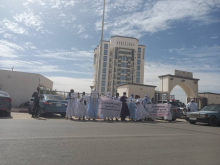 دكاترة العلوم الشرعية خلال وقفتهم الاحتجاجية اليوم أمام وزارة الشؤون الإسلامية