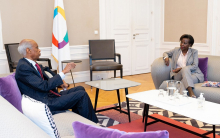 الدبلوماسي الموريتاني أحمدو ولد عبد الله والأمينة العامة للمنظمة الدولية للفرانكفونية لويز  موشيكيوابو