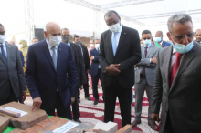 الرئيس محمد ولد الغزواني خلال إعطاء إشارة انطلاق أشغال الساحتين مساء الأربعاء
