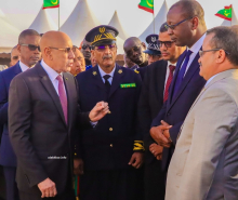 الرئيس محمد ولد الغزواني خلال حديثه مع عدد من المسؤولين حول مظهر المنشآت العمومية