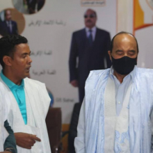 الناشط السياسي والمدون أحمد فال هيبه (يسار) مع الرئيس السابق محمد ولد عبد العزيز