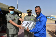 قائد الأركان العامة للجيوش المساعد، اللواء حبيب الله أحمدو يسلم جائزة الفائز الأول في البطولة