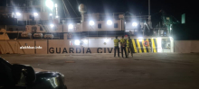 صورة من رسو السفينة التابعة للحرس المدني الأسباني في ميناء نواذيبو الخميس الماضي، حيث منعتها السلطات الموريتانية من إنزال حمولتها من المهاجرين غير النظاميين (الأخبار)