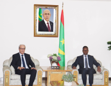 الوزير الأول محمد ولد بلال، ووزير البريد والمواصلات السلكية واللاسلكية الجزائري كريم بيبي تريكي