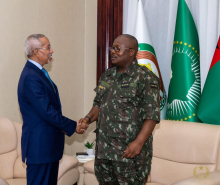 وزير الدفاع حننا سيدي حننا، ورئيس غينيا بيساو عمر المختار سيسكو امبالو