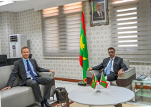 وزير الاقتصاد والتنمية المستدامة عبد السلام محمد صالح والسفير رئيس بعثة الاتحاد الأوربي في موريتانيا غويليام جونز