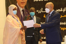 الرئيس محمد ولد الغزواني يسلم بطاقة التأمين الصحي لإحدى المستفيدات منه (الأخبار)
