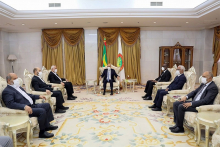 الرئيس محمد ولد الغزواني خلال لقائه مع وفد حركة "حماس" اليوم بالقصر الرئاسي (وما)