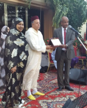مدير المركز الثقافي المغربي في نواكشوط الأستاذ سعيد الجوهري خلال تسلمه التكريم