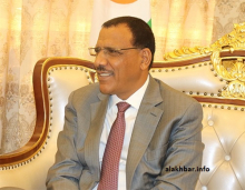رئيس النيجر محمد بازوم خلال حديثه مع وكالة الأخبار اليوم من مقر إقامته في نواكشوط