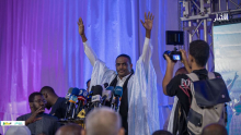 المرشح الرئاسي والنائب البرلماني العيد محمدن خلال حفل إعلان ترشحه مساء أمس (الأخبار) 
