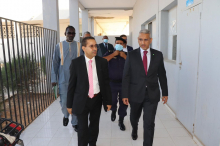 وزير المياه والصرف الصحي محمد الحسن بوخريص وعدد من مسؤولي القطاع خلال زيارته للإدارات المركزية
