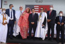 الوفد الأمريكي مع المسؤولين المغاربة خلال الحفل الذي أقيم اليوم في الداخلة 