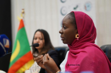 المديرة العامة لوكالة ترقية الاستثمارات في موريتانيا عيستا لام خلال مؤتمر صحفي مساء أمس (الأخبار)
