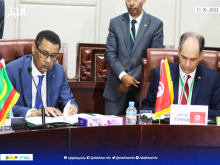 وزير التعليم العالي الموريتاني، اليوم، رفقة رئيس الوقد التونسي المشارك في مؤتمر وزراء 5+5 خلال توقيعهما إعلان نواكشوط (الأخبار)