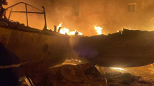 جانب من اندلاع النيران الليلة البارحة في زورق في ميناء خليج الراحة/ الأخبار