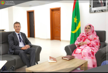 وزيرة التشغيل والتكوين المهني، زينب بنت أحمدناه، والسفير رئيس بعثة الاتحاد الأوروبي بموريتانيا غويليم جونس