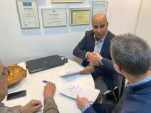 النائب البرلماني محمد سالم ولد انويكظ خلال توقيع الاتفاقية مع المنظمة الأسبانية