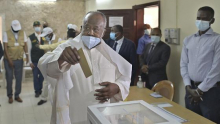 إسماعيل عمر جيله: رئيس جيبوتي خلال الإدلاء بصوته 