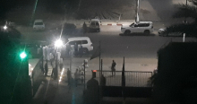 سيارات الوفد الحكومي في مدخل الفندق الليلة، وقد منع المحجور عليهم صحيا من لقائه خلالا لزيارات سابقة