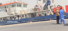 المهاجرون غير النظاميين على متن سفينة خفر السواحل بعيد وصولها إلى ميناء نواذيبو