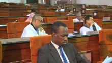 أعضاء في لجنة العدل والداخلية والدفاع بالبرلمان الموريتاني خلال اجتماع سابق لها