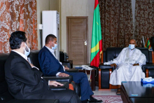 رئيس البرلمان الموريتاني الشيخ ولد بايه خلال لقائه مع وفد حماس 