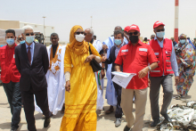 الأمينة العامة لوزارة الصحة تتسلم المعدات الطبية المقدمة من الهلال الأحمر القطري