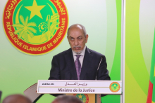 وزير العدل الموريتاني محمد محمود ولد بيه خلال مؤتمر صحفي مساء اليوم (الأخبار)