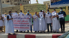 جانب من الوقفة الاحتجاجية للأطباء العاطلين أمام مكاتب وزارة الصحة
