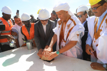 وزير التهذيب الوطني، ورئيس البنك الوطني لموريتانيا خلال وضع حجر أساس المجمع المدرسي