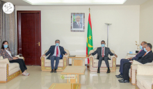 الوزير الأول محمد ولد بلال خلال لقائه مع السفير رئيس بعثة الاتحاد الأوربي جياكومو ديرازو (وما)