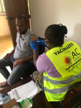 أحد أفراد الجالية الموريتانية في غينيا بيساو خلال تلقي التطعيم المضاد لكورونا