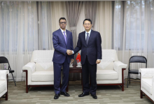 وزير الاقتصاد خلال لقائه مع مع نائب رئيس الوكالة الصينية للتعاون الإنمائي الدولي