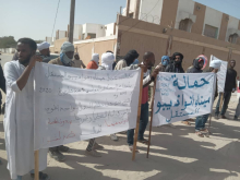 جانب من اللافتات التي رفعها حمالة ميناء نواذيبو المستقل / الأخبار
