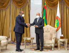 الرئيس محمد ولد الغزواني خلال تسلم رسالة رئيس مجلس السيادة في السودان