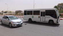 الباص الذي تولى نقل المشمولين في الملف في رحلة الذهاب إلى قصر العدل والعودة إلى إدارة الأمن (الأخبار)