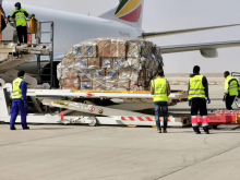 شحنة المساعدات أثناء إنزالها في مطار نواكشوط 