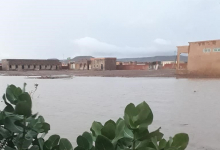 تجمع مياه جراء الأمطار في محيط إحدى المؤسسات التعليمية بمدينة النعمة