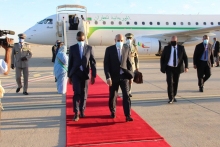 الرئيس محمد ولد الغزواني في مطار نواكشوط الدولي - أم التونسي قادما من غينيا كوناكري (وما)