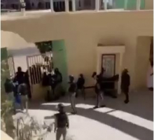 الشرطة تقتاد الطلاب من داخل مباني المعهد اليوم 