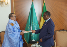 الرئيس السنغالي ماكي صال خلال تسلم أوراق اعتماد السفير الموريتاني أحمدو ولد أحمدو