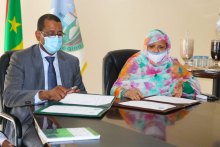 رئيس جهة نواكشوط، ورئيس جامعة نواكشوط العصرية خلال توقيع الاتفاق