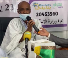 الأستاذ عبد الرحمن ولد امخيطير خلال إعلان تبرعه براتبه لصالح مرضى السرطان