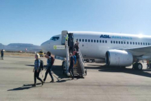الطائرة التي أقلت السياح، وهي في مطار أطار عاصمة ولاية آدرار (وما)