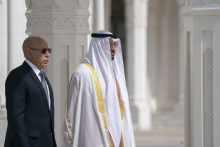 الرئيس محمد ولد الغزواني (يسار) وولي عهد أبو ظبي محمد بن زايد خلال زيارة الأول للإمارات فبراير 2020