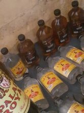 بعض الخمور التي صادرها مكتب الجمارك في كيدي ماغا