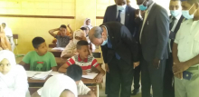وزير التهذيب الوطني محمد ماء العينين ولد أييه في حديث مع أحد المشاركين في الامتحان اليوم
